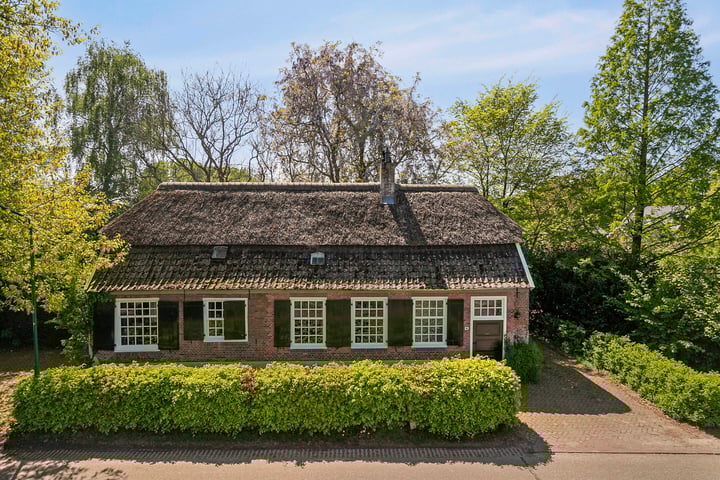 Pastoriestraat 4 en Velp foto