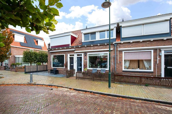 Prinses Beatrixstraat 10 in Volendam photo