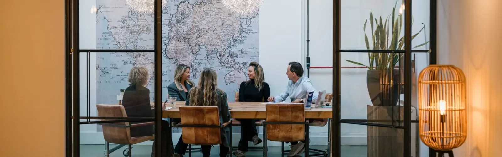 Mannschaftsfoto von PUUR* Makelaars Amsterdam