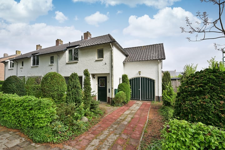 Raadhuislaan 8 in Eemnes Foto