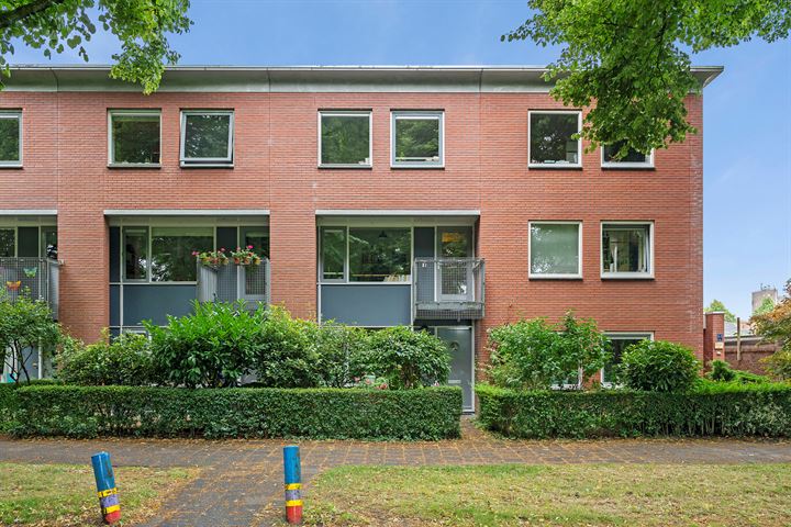 Resedastraat 1-2 in Groningen photo