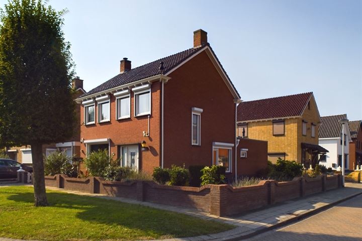 Rozenstraat 29 en St. Willebrord foto