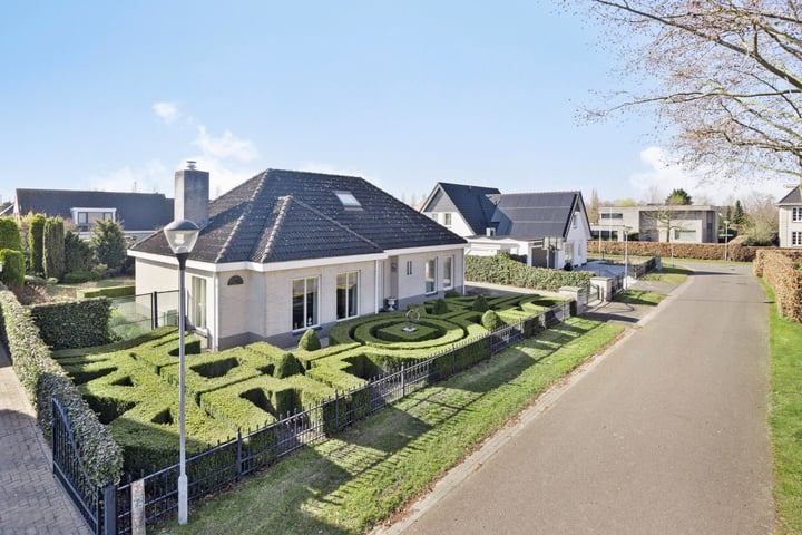 Scarletstraat 2 en Breda foto