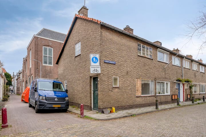 Schuttershofstraat 3 in Middelburg photo