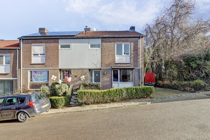 Sint Apolloniastraat 7 en Valkenburg foto