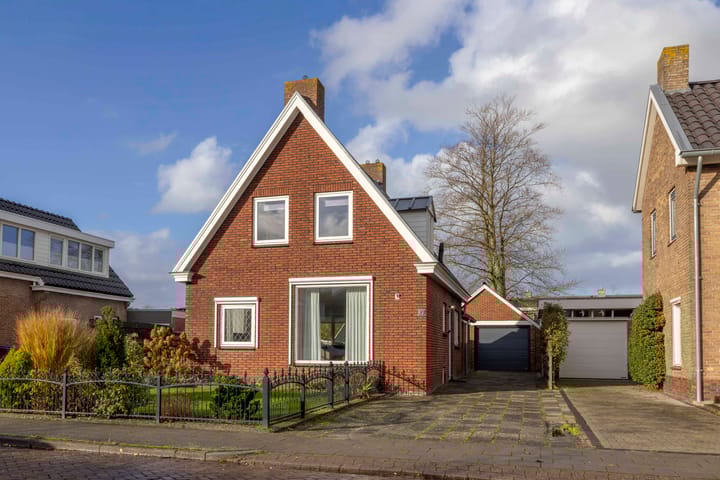 Taeke Schuilengalaan 27 en Surhuisterveen foto