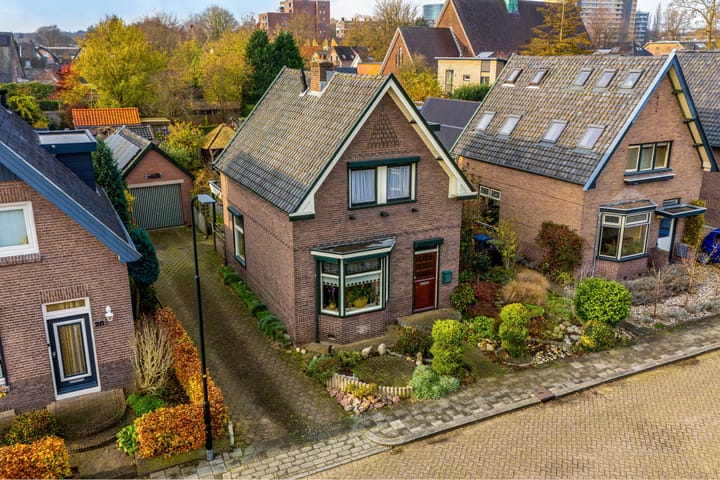 Tienwoningenweg 18 in Apeldoorn foto