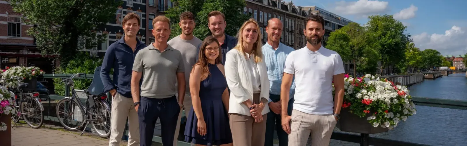 Team foto van Van Huis Uit Makelaars B.V.