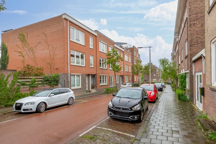 Van Oldenbarneveldtstraat 15-22 in Arnhem photo