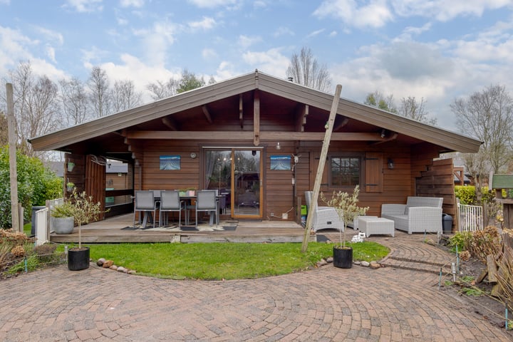 Veldhuisweg 1-86 in IJhorst Foto