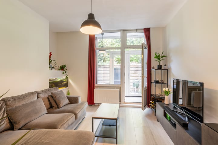 Volmarijnstraat 143A in Rotterdam photo