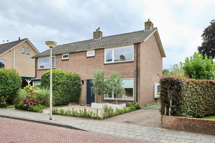 Waardenborchstraat 1 in Holten Foto