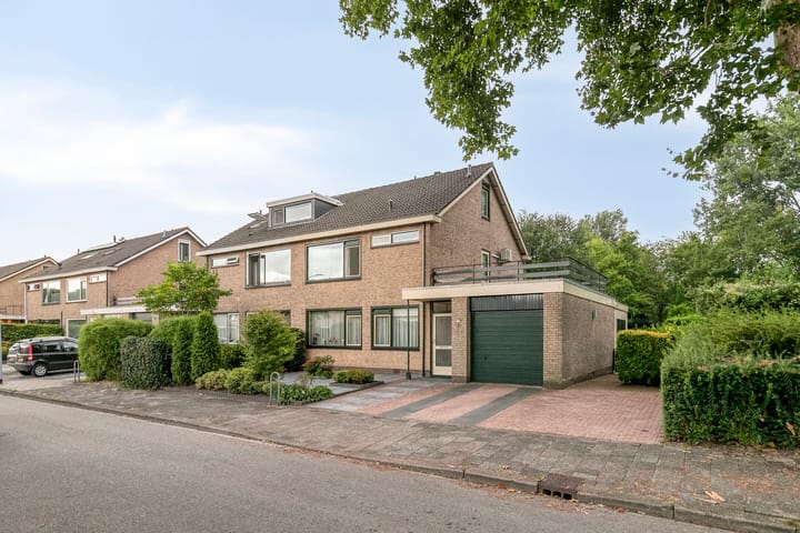 Weegbreestraat 36 in Nieuw-Vennep photo