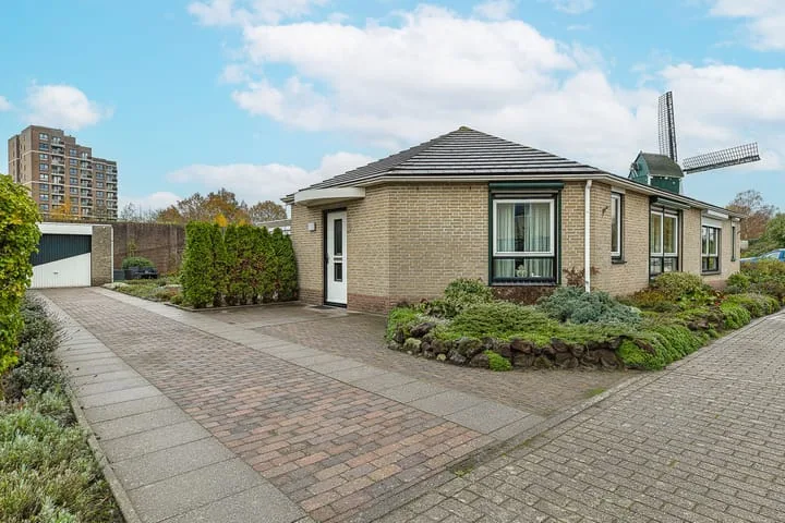 Willem Elsschotlaan 37 in Roosendaal