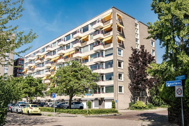 Zandvoorter Allee 252 in Haarlem photo