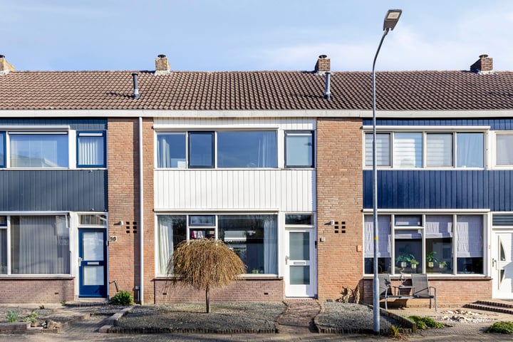 Zwaluwstraat 8 en Vaassen foto