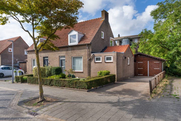 A C de Ruijter van Steveninckstraat 15 in Hedel