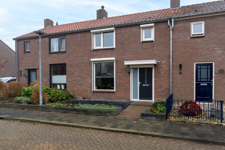 A. van Zeestraat 15 in Poederoijen