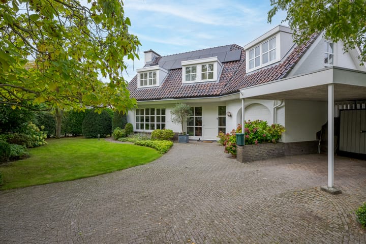 Achterpoelen 1 in Warmond