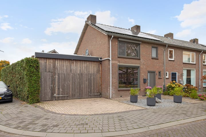 Adalbertstraat 1 in Waalre