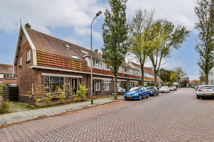 Adelborst van Leeuwenlaan 16 in Sassenheim