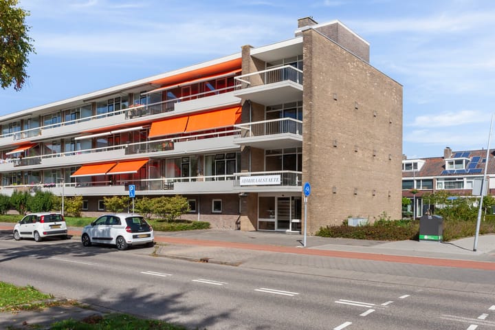 Photo of property Admiraal de Ruyterweg 1, Zwijndrecht
