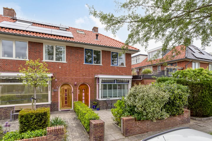 Photo of property Aert van der Neerstraat 2, Leeuwarden