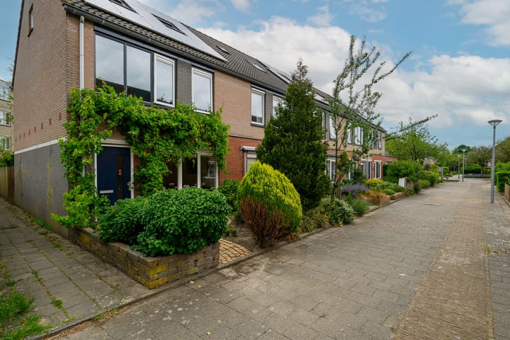 Alexander Adamskistraat 1 in Voorschoten