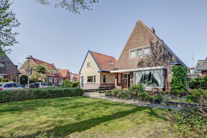 Altoenaestraat 2 in St.-Annaparochie