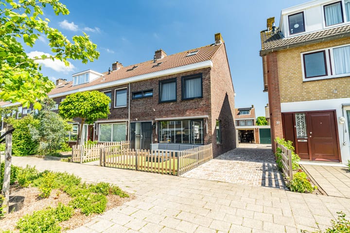 Ambachtsherenweg 52 in Zoeterwoude