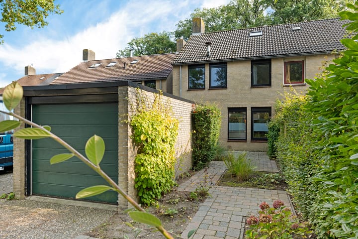 Amelterhout 23 in Assen foto