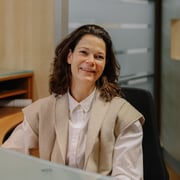 Foto van Amy Rommens-Vogelaar, Administratief Medewerker bij De Makelaars van 5VOOR12