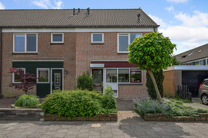 Annie Romeinstraat 2 in Heemskerk Foto