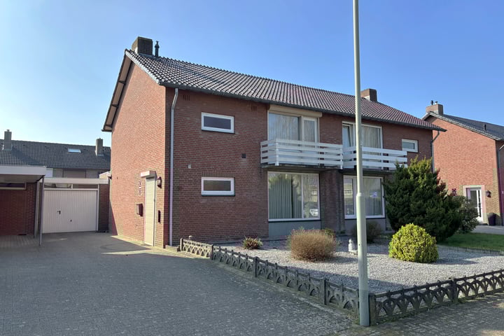 Photo of property Arevenlaan 16, Heythuysen