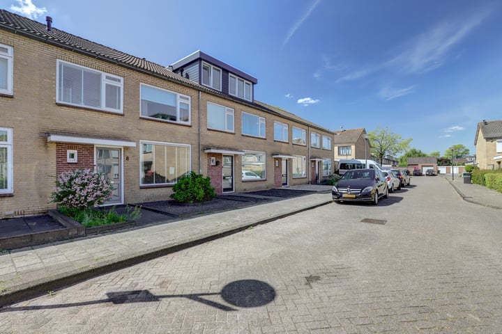 Azaleahof 8 in Waalwijk