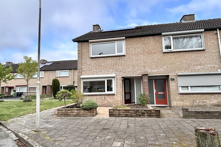 Azurietdijk 155 in Roosendaal