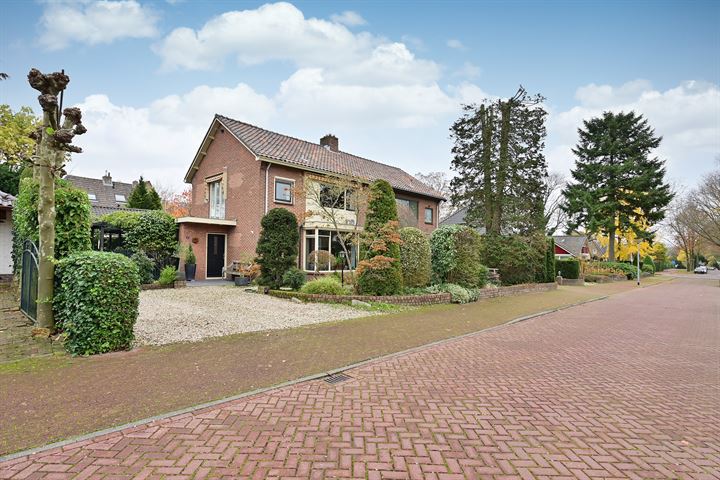 Bachlaan 8 in Huizen