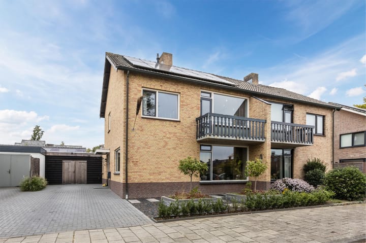 Bachplein 8 in Raamsdonksveer