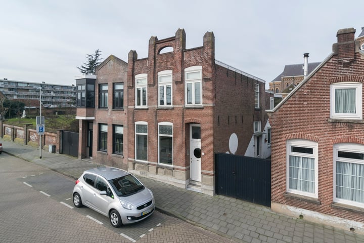 Badhuisstraat 2 in Roosendaal