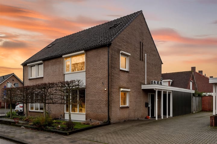 Photo of property Baniersweg 12, Almelo