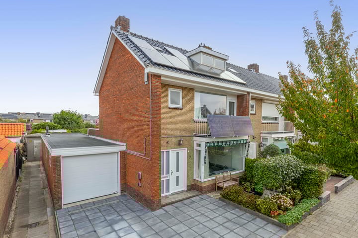 Photo of property Barentszstraat 7, Lisse