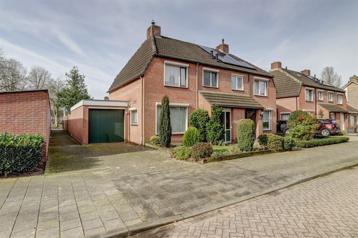 Photo of property Baronielaan 15, Alphen