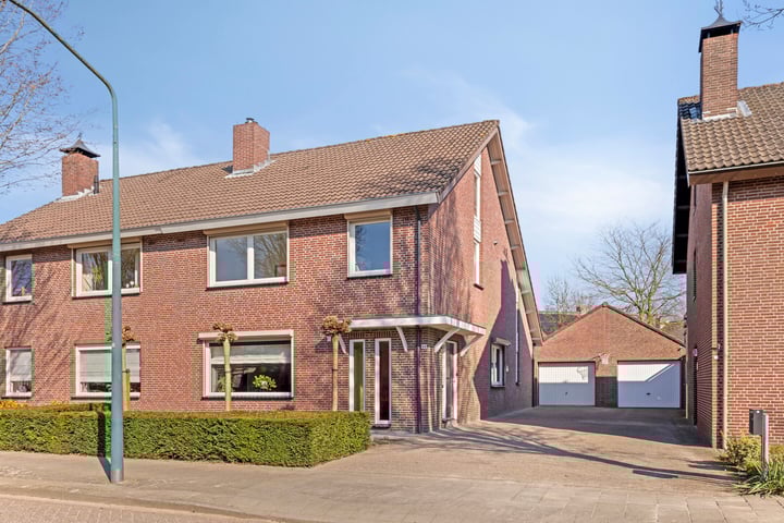 Photo of property Baronielaan 44, Alphen