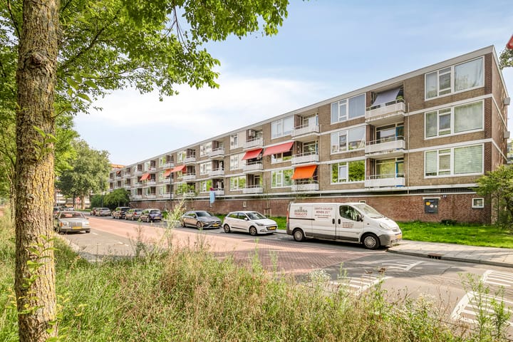 Bart Verhallenplein 37 in Schiedam