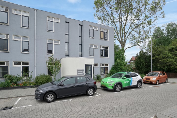 Bazeldijk 11 in Rotterdam