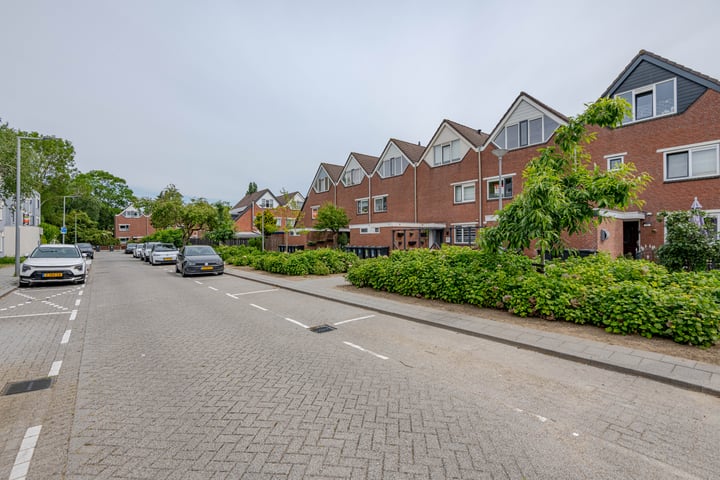 Bazeldijk 12 in Rotterdam