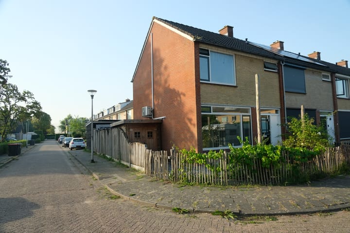 Bazuinstraat 1 in Arkel