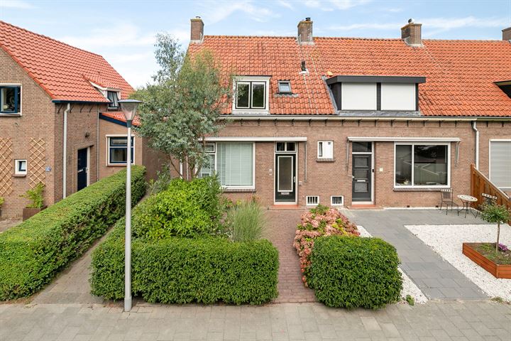 Beatrixstraat 10 in Strijen