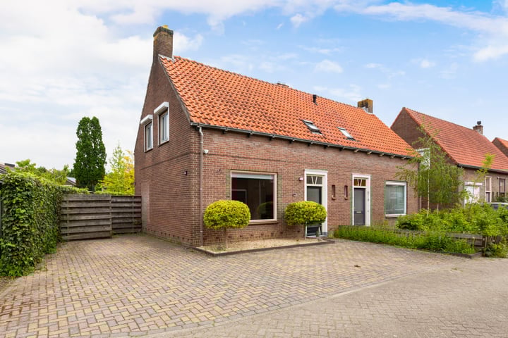 Beatrixstraat 12 in Buren
