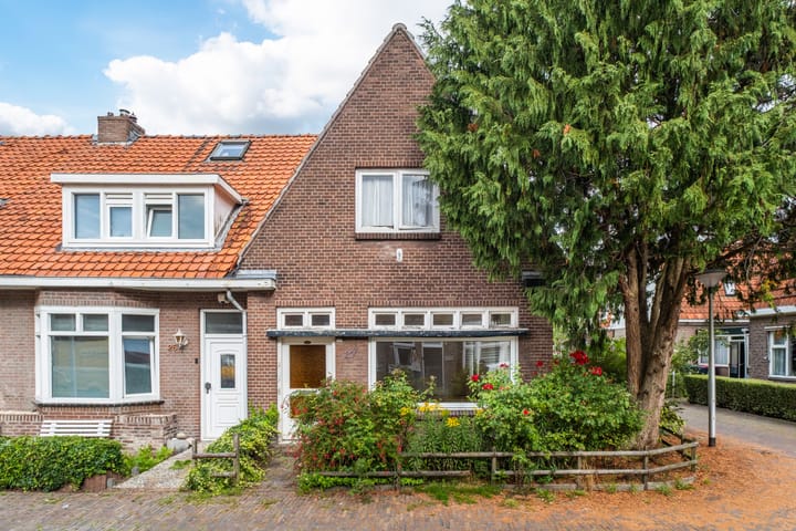 Bernhardus Bumastraat 27 in Leeuwarden